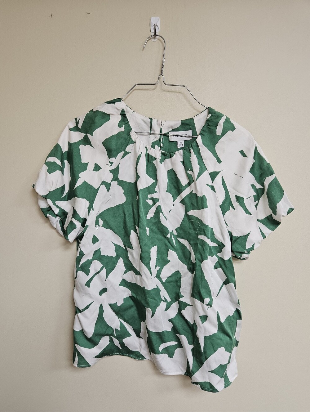 NEW Evereve Rylee Top Short Sleeve Light Weight in Green Floral Size XS